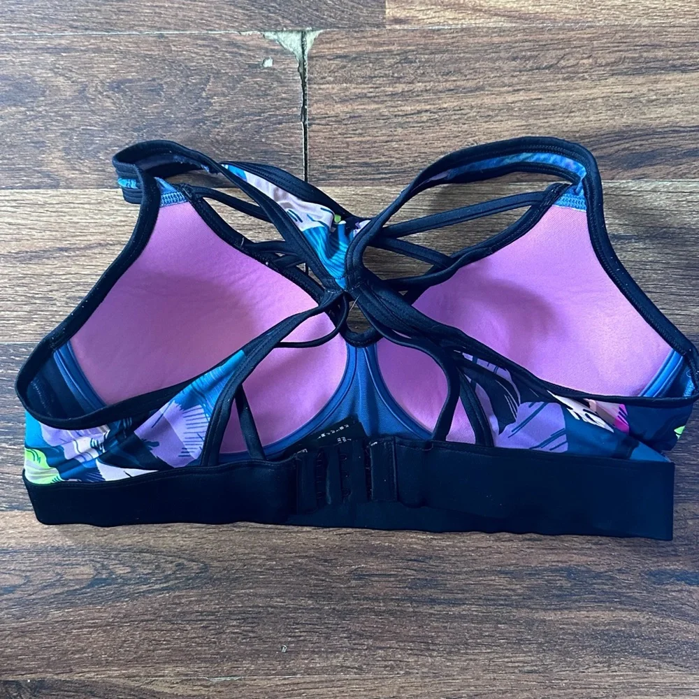 PINK Ultimate Sports Bra Size Medium - Picture 2 of 3